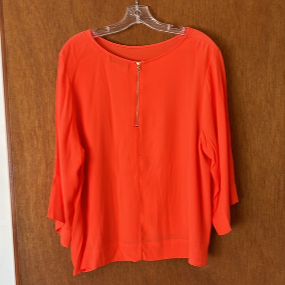 Women’s top. - Picture 2 of 4